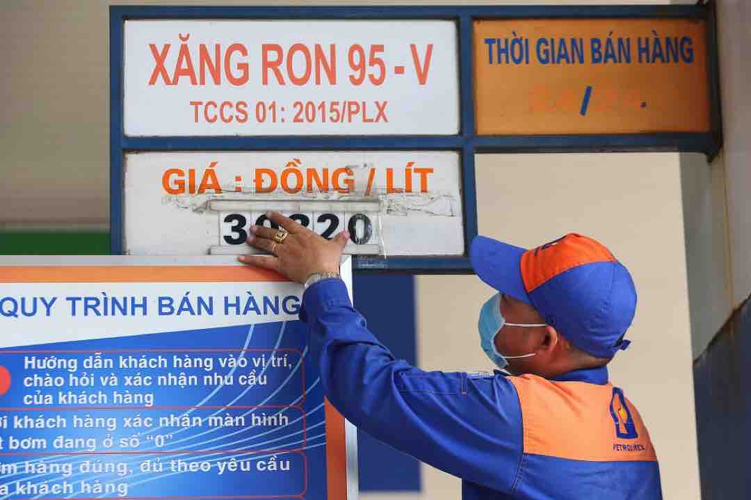 Giá xăng dầu liên tục được thay đổi trong thời gian ngắn